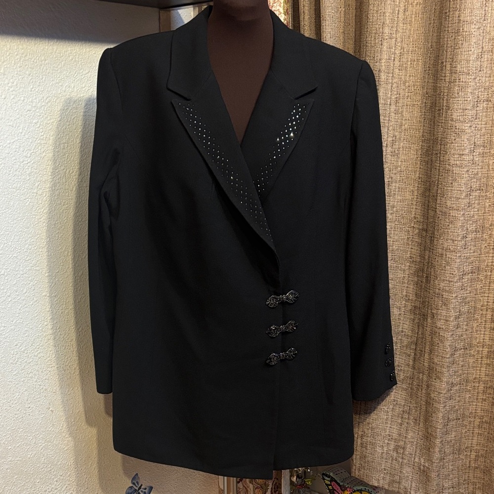 Vintage 1990’s Solini New York, elegant long sleeve black blazer. Size 18.
